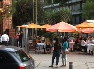 Restauranteros rompen la ley con la protección de Tabe en MH, acusan vecinos