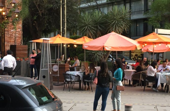 Restauranteros rompen la ley con la protección de Tabe en MH, acusan vecinos