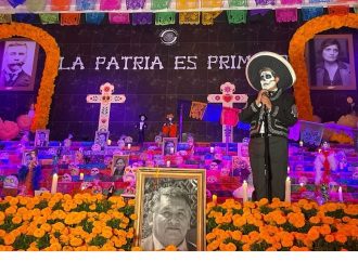 Recuerdan con altar a los muertos en el Senado