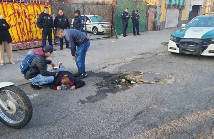 Otra mujer cae en coladera sin tapa