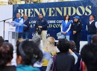 Visitan familias pistas de hielo en Coyoacán