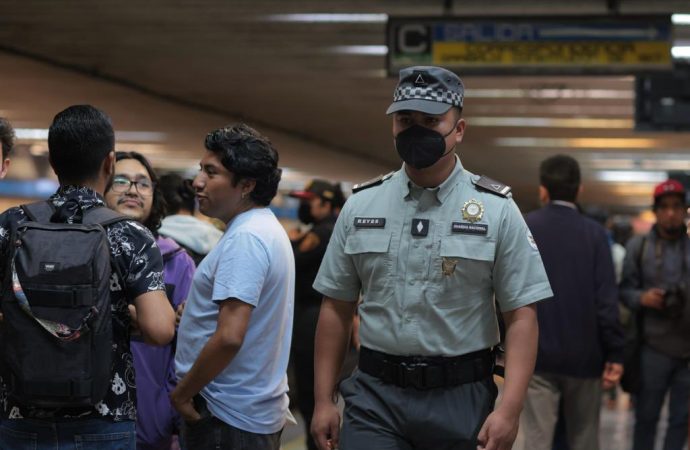 Suspenden a uniformados de GN que detuvieron a manifestante en Metro CDMX