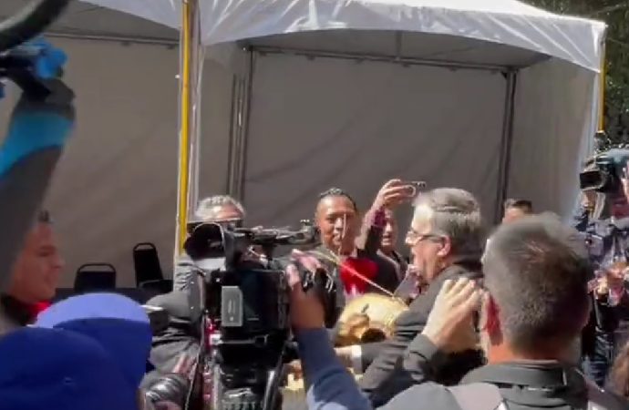 Ebrard lleva a plenaria mariachis… ¡para sí mismo!