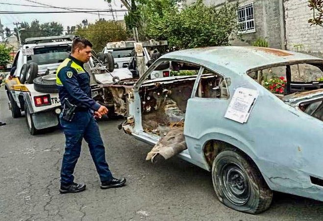 Retiran chatarras de vialidades de Tláhuac para generar seguridad