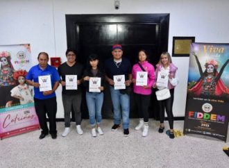 Alcaldesa en Tláhuac premia a ganadores de Concurso Fotográfico de Catrinas