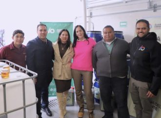 Recibe Lía Limón una donación de parte de Alsea de 400 litros de aceite vegetal usado para convertirlos en biodiésel y glicerina