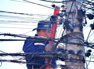 Continúa Alcaldía Coyoacán retiro de cable en desuso