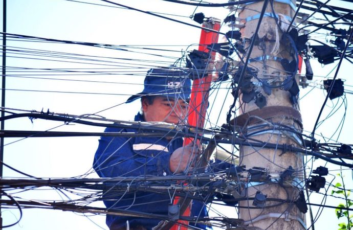 Continúa Alcaldía Coyoacán retiro de cable en desuso