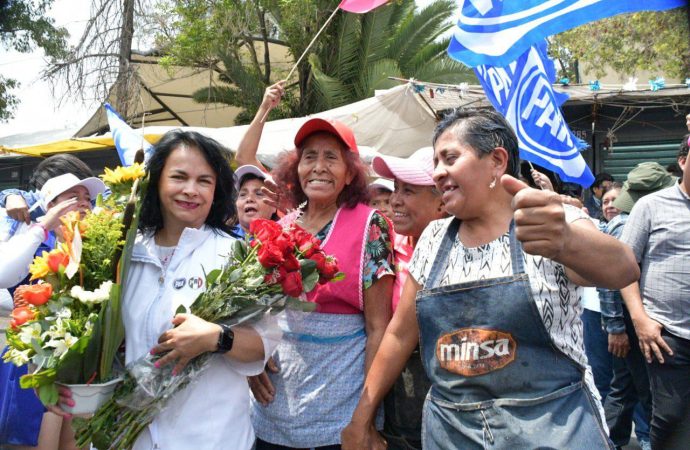 Margarita Saldaña recorre el Mercado Azcapotzalco y una multitud le da su total apoyo