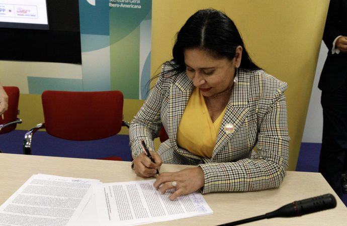 Recibe Ana Lilia Rivera constancia de mayoría como senadora