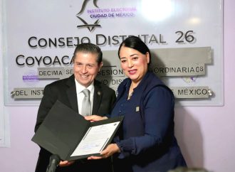 Recibe Giovani constancia como ganador en Coyoacán