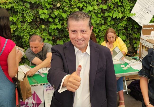 Emite su voto Giovani Gutiérrez,  candidato de PRI, PAN y PRD en Coyoacán