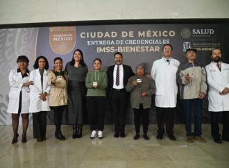 Entrega Batres primeras credenciales del IMSS Bienestar