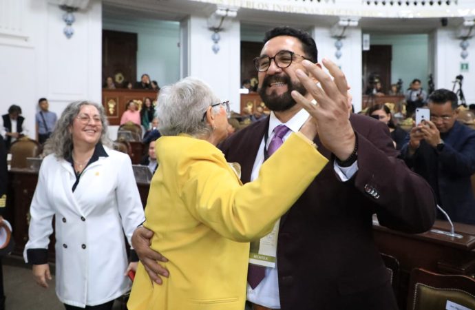 Olga y Ulises bailan de ‘cachetito’ en sesión solemne