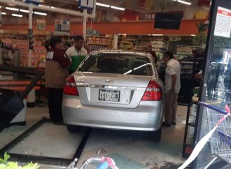 Impacta mujer auto contra zona de cajas de supermercado; hay 11 lesionados