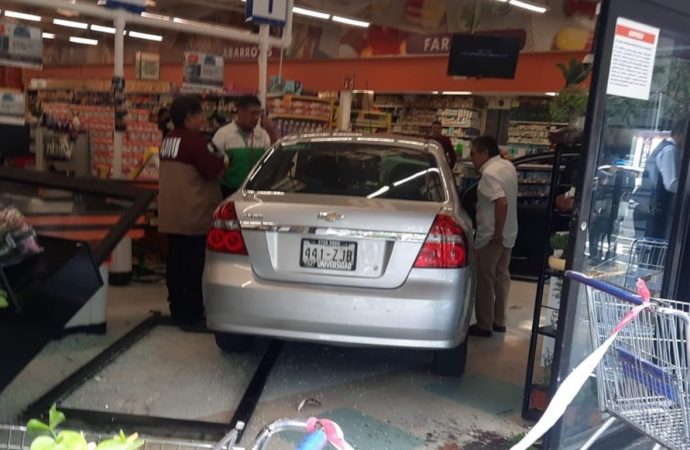 Impacta mujer auto contra zona de cajas de supermercado; hay 11 lesionados