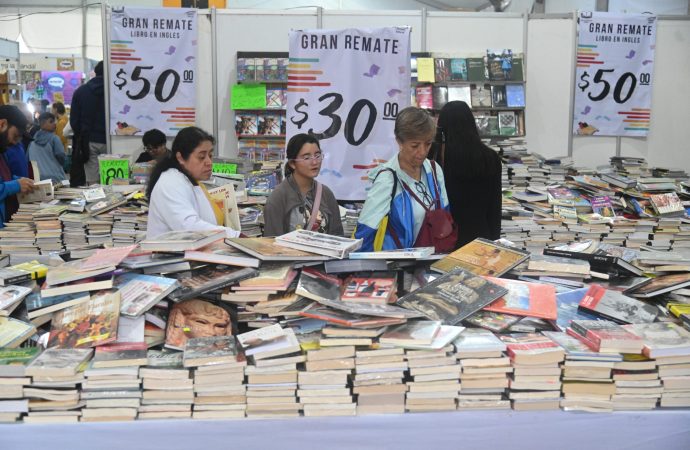 Gran remate de libros y películas en el Monumento a la Revolución