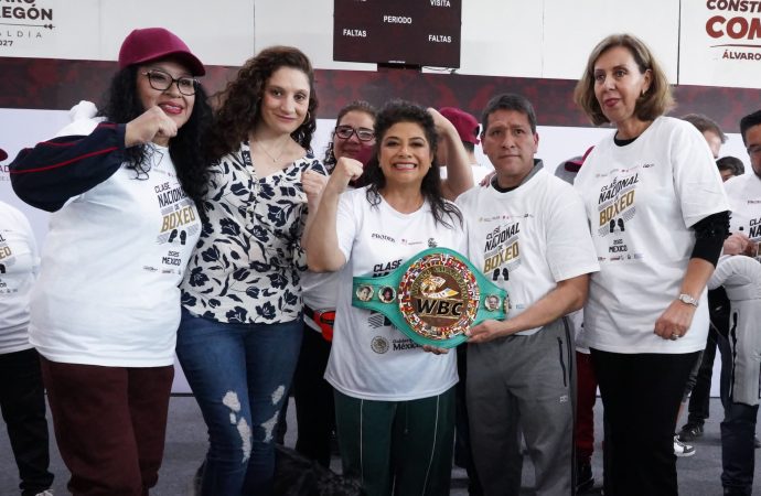 Se preparan para la clase nacional de boxeo en el Zócalo